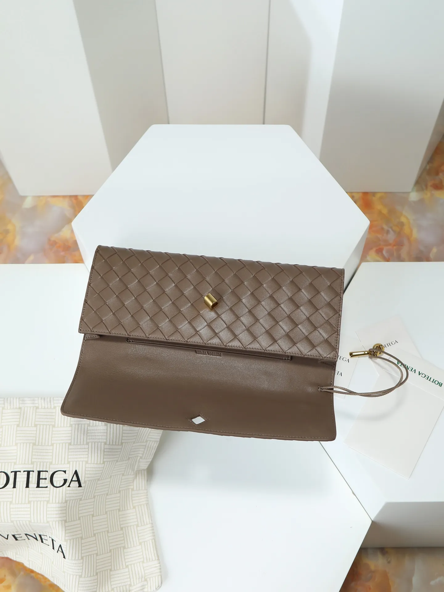 Batch 1540. The BV Andiamo evening handbag has been heavily cultivated again~ The designer aesthetics of the era of economic downturn are back. You fall in love with it at first sight and can't put it down. It's so beautiful. It's full of aura. The shape and texture are very competitive. It's lightweight and has sufficient capacity. It's a must-have for fashionistas. It's suitable for many occasions, minimalist, high-end and light luxury. Style number: 741511 Size: 31*13*3cm